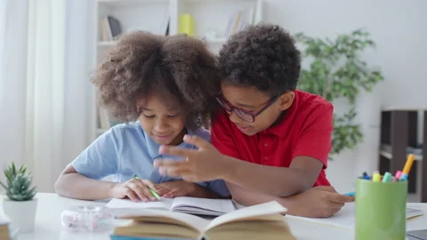 Brother explaining math problem to his little sister, siblings studying at home Vídeos de archivo 168424261