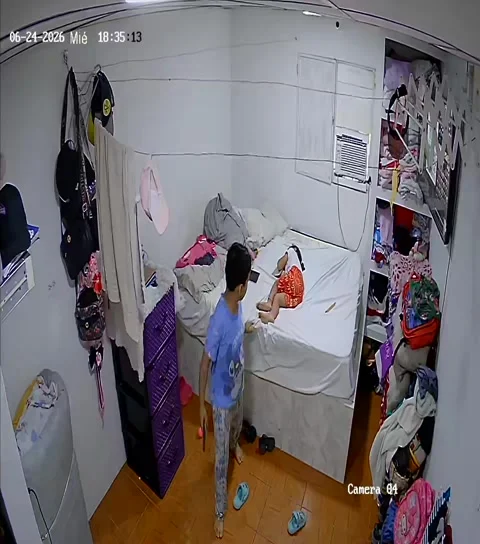 Brother Protects Little Sister During Earthquake in Venezuela, Venezuela - 24 Ju Video stock 338351653