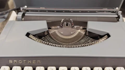 Brother typewriter close-up showing keys, mechanism, and brand details Vídeos de archivo 343684312