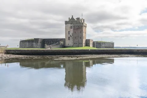 Broughty Castle reflected in the river Tay, Dundee, Angus, Scotland Foto stock