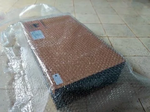 Brown box wrapped in plastic bubble wrap Foto stock