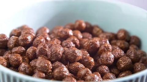 Brown breakfast cereal balls rotating Stockbeeldmateriaal 122456090