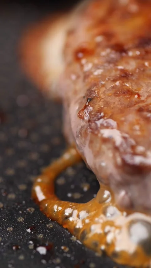 Brown bubbles form from the meat when heated. Video stock 289780157