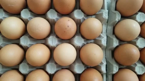 Brown chicken eggs in cardboard boxes viewed from above. 库存影片 142756745
