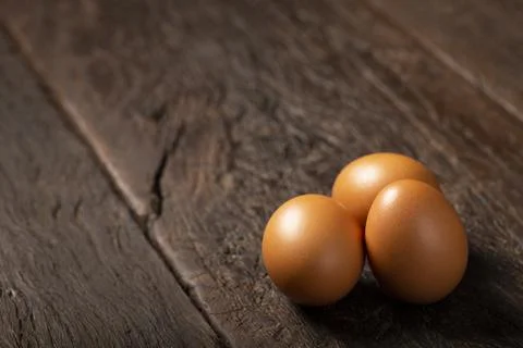 Brown chicken eggs rises on the table. Foto stock