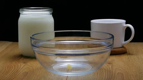 Brown chocolate corn flakes fall in a transparent plate. Close Up. Corn Balls Stock-Footage 107901491