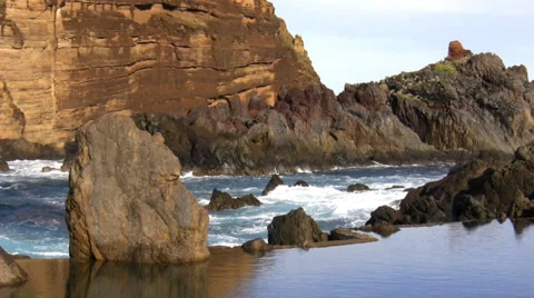 Brown cliffs and calm lagoon Vídeo Stock 53085851