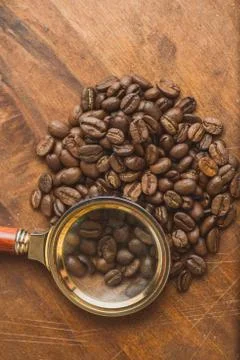 Brown coffee beans in circle shape, closeup of macro coffee beans for background Foto stock