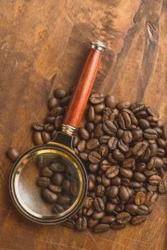 Brown coffee beans in circle shape, closeup of macro coffee beans for backg.. Foto stock