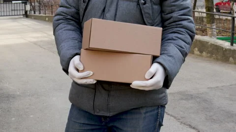 Brown delivery box in hands 库存影片 171234688