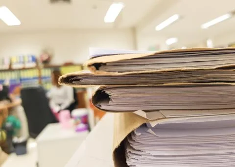 Brown document file with paper document on office background. Foto stock