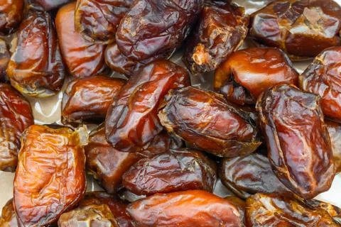 Brown dried dates in a box Foto stock