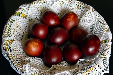 Brown Easter chicken eggs dyed according to an old recipe using onion skins Foto stock