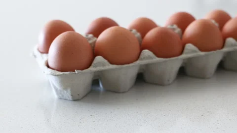 Brown Eggs in a Carton Vidéo 221450918