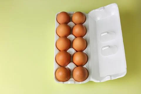 Brown eggs in expanded polystyrene packaging Foto stock