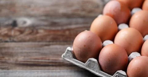 Brown eggs on a rustic wooden table Brown eggs on a rustic wooden table Co... Foto stock