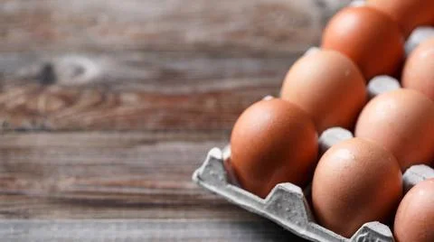 Brown eggs on a rustic wooden table Brown eggs on a rustic wooden table Co... Foto stock