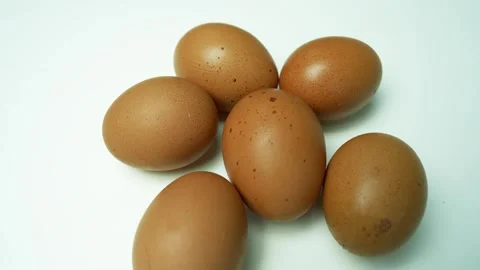 Brown Eggs on White Background, Six brown eggs on a white background, arran.. Vídeo Stock 305045985