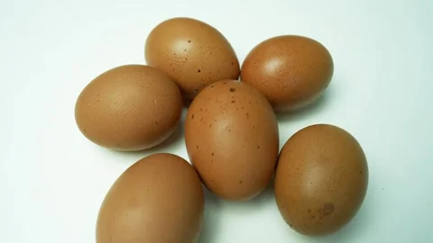 Brown Eggs on White Background, Six brown eggs on a white background, arran.. Vídeo Stock 305046084