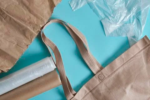 Brown empty Tote Bag next to eco unfriendly pouches and wrap Stock-Fotos