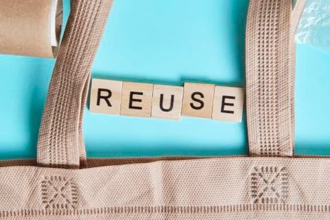 Brown empty Tote Bag next to eco unfriendly pouches and wrap Foto stock