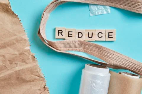 Brown empty Tote Bag next to eco unfriendly pouches and wrap Foto stock