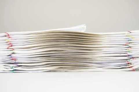 Brown envelope between overload of old paperwork Foto stock