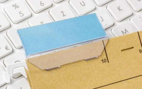 A brown file folder with an empty label Foto stock