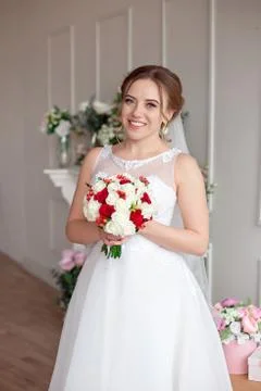 Brown-haired bride with classic wedding hairstyle, smiling taking wedding Foto stock