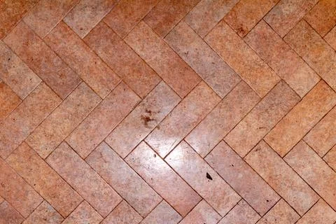 Brown herringbone pattern made of rectangular ceramic tiles with natural Stockfoto's