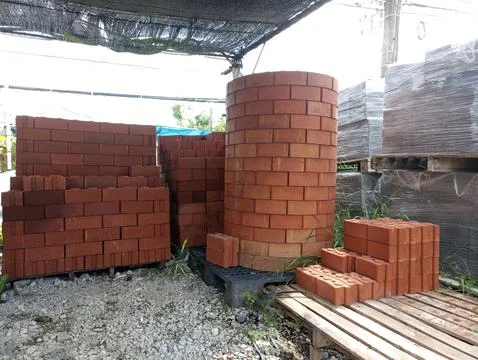 Brown interlocking brick blocks, stacked together, commonly used for gardenin Stock Photos