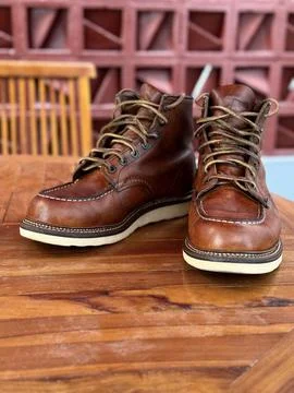 Brown leather boots on the table 库存照片
