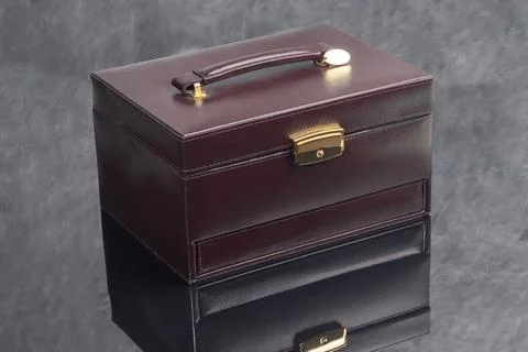 Brown leather case for storing various jewelry with a small box for a ring. Foto stock
