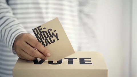 Brown paper insert in vote box, bright future of democracy concept 库存影片 107518532