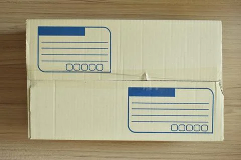 Brown post box packaging put on wood floor Foto stock