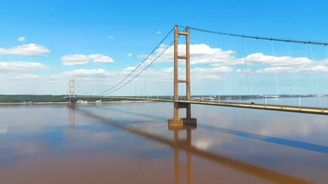 Brown river mirrors sky and bridge Vidéo 343530533
