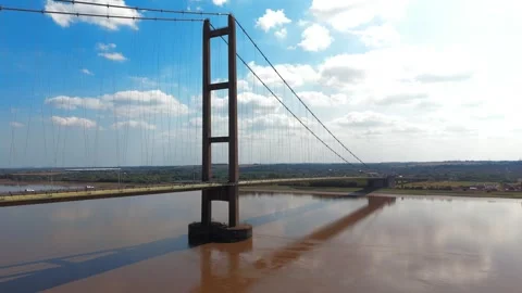 Brown river reflects bridge's towering structure Видео 343544772
