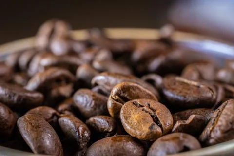 Brown roasted coffee beans inside a glass jar Foto stock