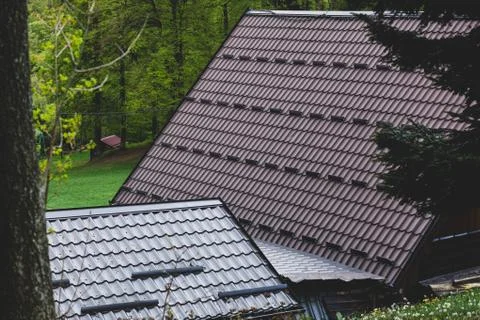 Brown rooftops of mountain lodge Foto stock