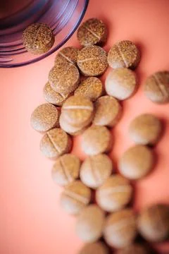 Brown speckled tablets arranged in the shape of an arrow. Stockfoto's
