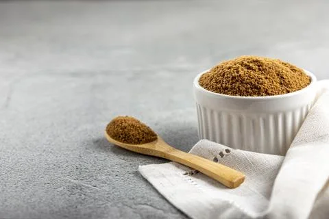 Brown sugar in ramekin on the table. Foto stock