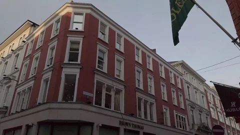 Brown Thomas window washer, Dublin Ireland 4K 60fps Stockbeeldmateriaal 116975375