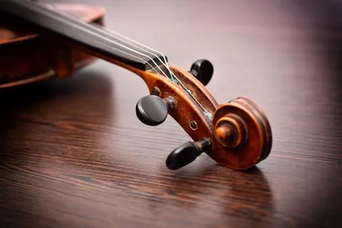 Brown violin head on the table, close up Foto stock
