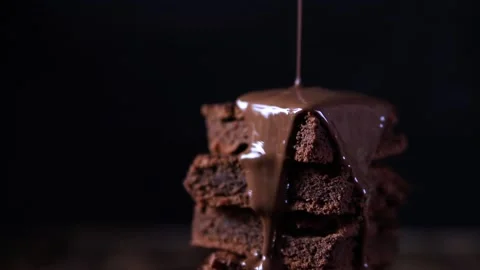 Brownie on a plate on a dark background, close up 库存影片 169801230