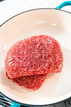 Browning ground beef in cast iron skillet to make homemade hamburger helper. Foto stock