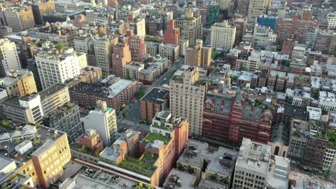 Brownstone blocks and rooftop gardens in central Manhattan Vídeos de archivo 131004892