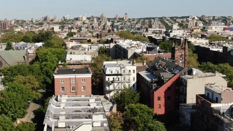 Brownstone roofs and back gardens in Carroll Gardens Brooklyn Видео 115053232
