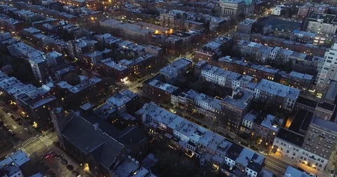 Brownstone Rooftops and Lit Windows at Dusk in Brooklyn Vídeo Stock 116271151