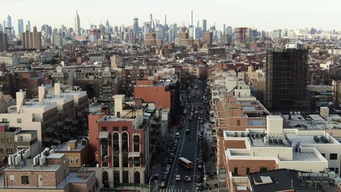 Brownstone rooftops and the Midtown Manhattan skyline Vidéo 102685553