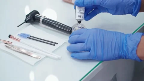 Brow's designer squeezes black paint out of a tube. Eyebrow coloring. 库存影片 144639844